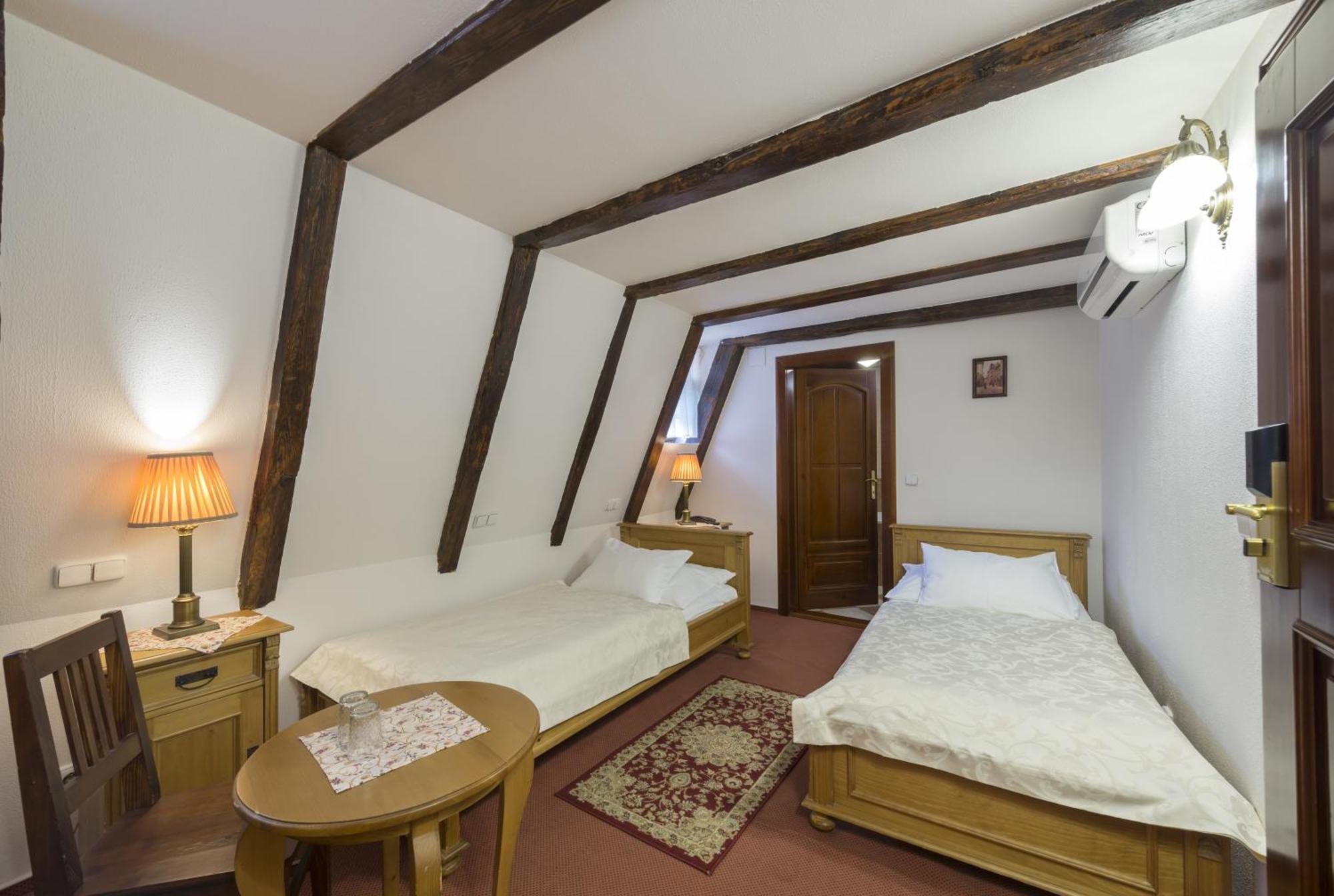Kleines Zweibettzimmer
