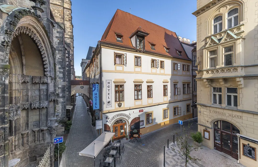 Hotel Cerny Slon-1